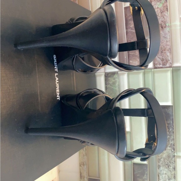 Saint Laurent patent leather Tribute sandal; golden hardware. - Picture 7 of 8